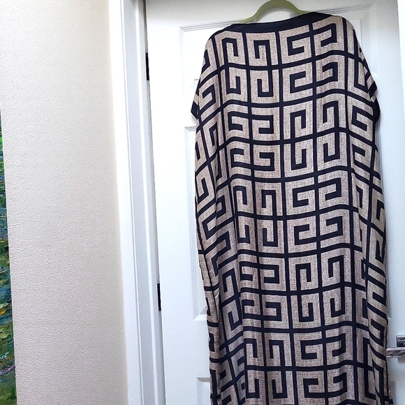 Caftan with Fendi like pattern. Beautiful and flowing - Picture 8 of 9